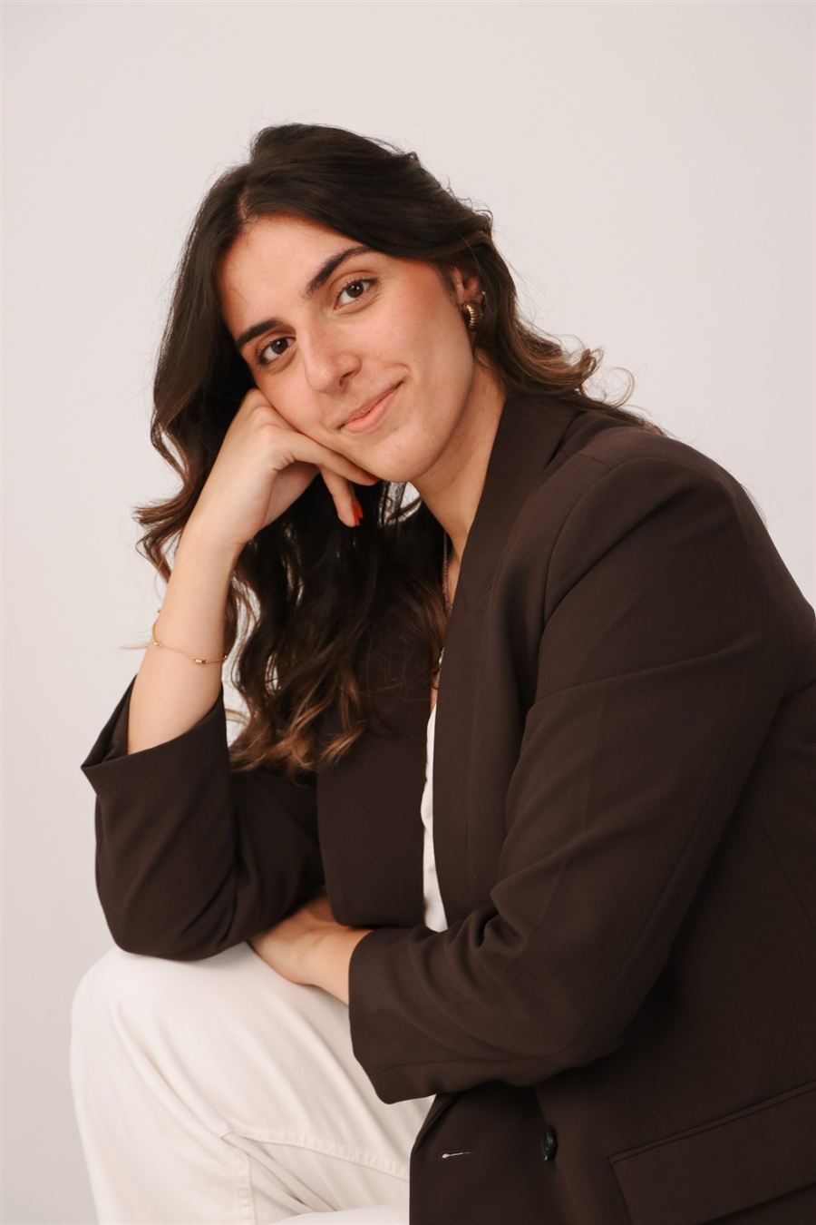 Retrato de Joana Moreira de blazer castanho